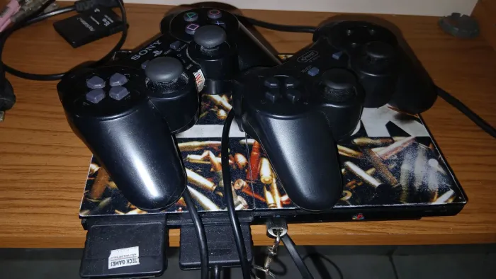 PlayStation 2 com Pen Drive com 61 jogos.