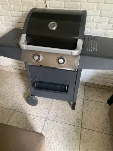 Uma  boa churrasqueira agás  elétrica  e a bafo   Muito  bom estado 