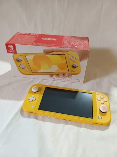 NINTENDO SWITCH LIGHT AMARELO - com película e capa protetora