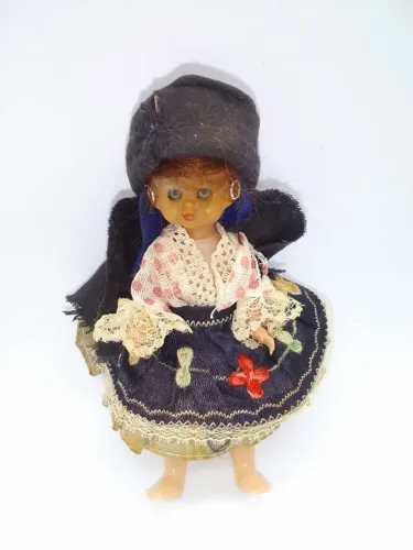 Mini Boneca Portuguesa 7 Saias Anos 70 No Estado - 15 Cms