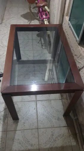 MESA DE MADEIRA COM TAMPO DE VIDRO 