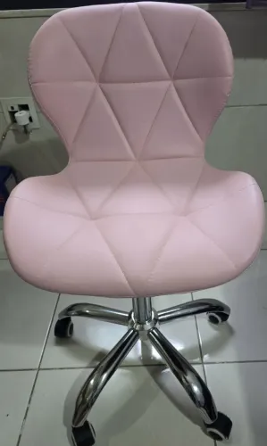 Cadeira giratória rosa nova. Acompanha 2 rodas extras.