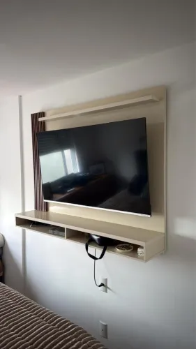 VENDO PAINEL DE TV - 1 ANO DE USO
