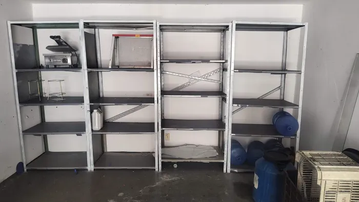 Pratileira de ferro em ótimo estado , como pratileiras
