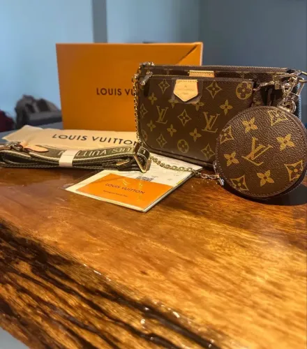 Bolsa Pochette Louis Vuitton na caixa 