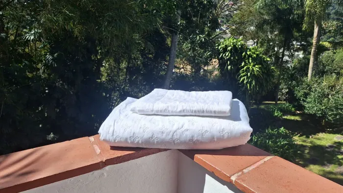 Colcha branca para camas de solteiro
