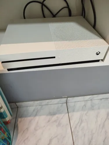 Vendo Xbox one s 1 tb , acompanha 2 controles , 1 fone , 7 jogos e um Kinect 