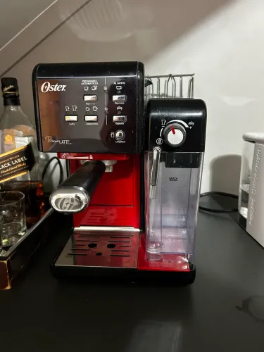 Cafeteira Oster PrimaLatte Espresso com reservatório de leite