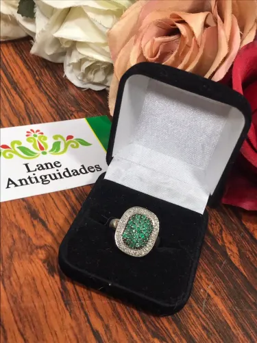 Anel De Prata Detalhado Com pedra Esmeralda Cravejada e Zircônia nas Bordas 