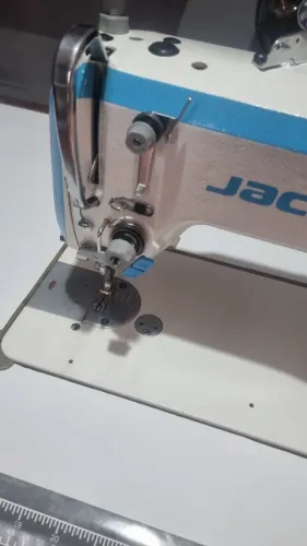 Máquina Reta Industrial Eletrônica Jack A4 com Mesa | 220 V