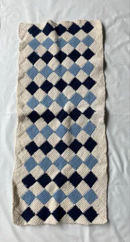 Tapete de Crochê Artesanal Tamanho Médio Bege e Azul Estampado 