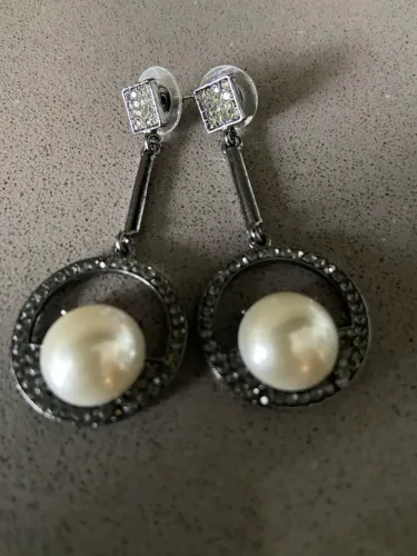 Lindo brinco sofisticado com mini pedrinhas de cristais preto ou zircônia e uma pérola