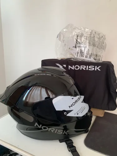 Capacete Norisk Razor Black Edition, com spoiler. TAM: 58