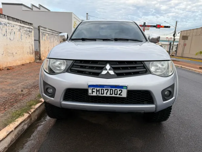 Mitsubishi L200 Triton HLS 2.4 Flex 16V CD Mec. 2013