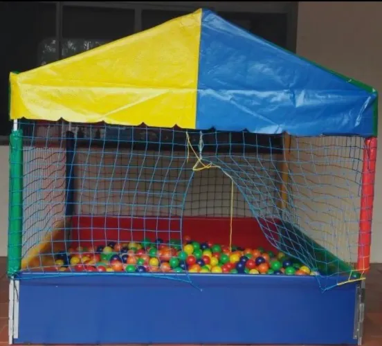 Vendo casinha de bolinha com um saco grande de bolinha 579 reais
