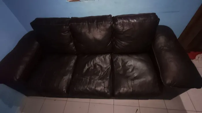Sofá grande, em courino marrom escuro