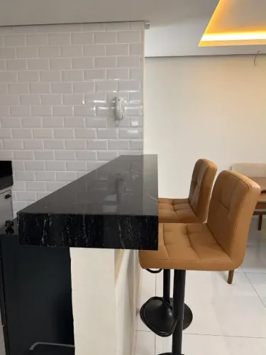 Banqueta couro caramelo