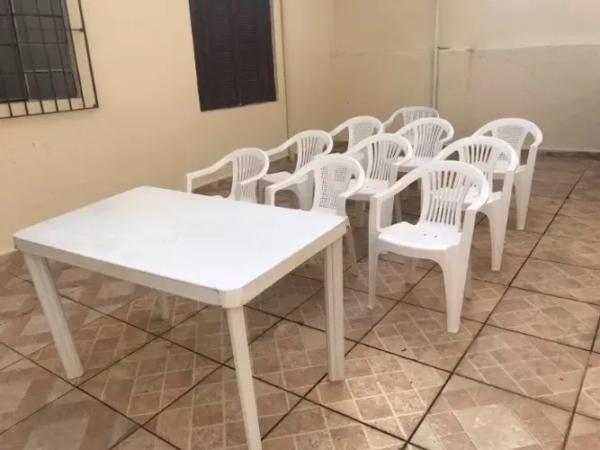 cadeiras e mesas de plástico