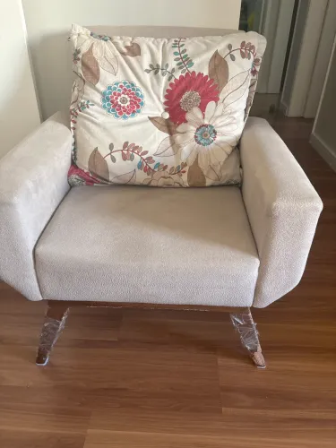 Vendo poltrona, pés danificados..