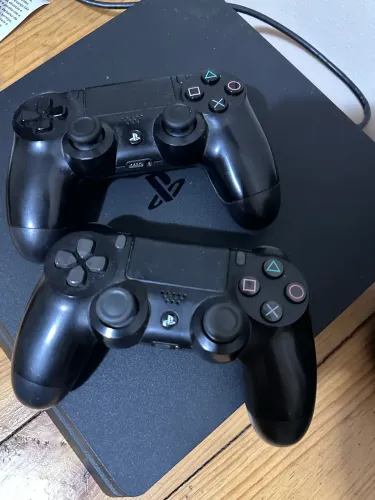 PlayStation 4 500GB + 2 Controles Originais + FIFA 24