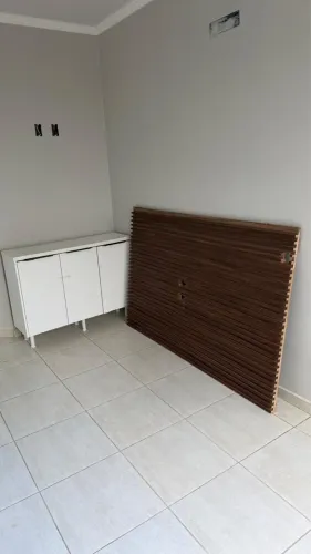 Vende-se armário em MDF, acompanha painel ripado para fixação de aparelhos de Televisão.