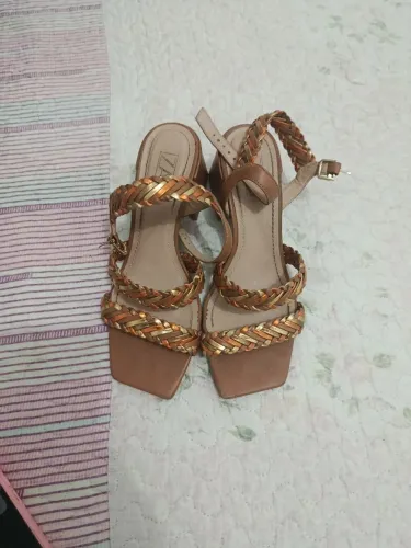 Vendo sandália de couro , pague $350 