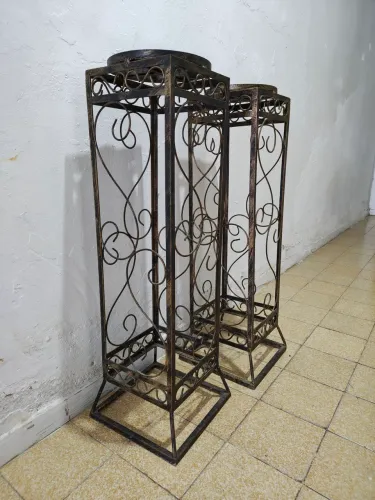 Pedestais de ferro