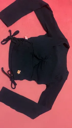 Cropped canelado grosso de marca