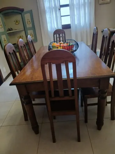 Mesa de Jantar, com oito cadeiras, madeira maciça