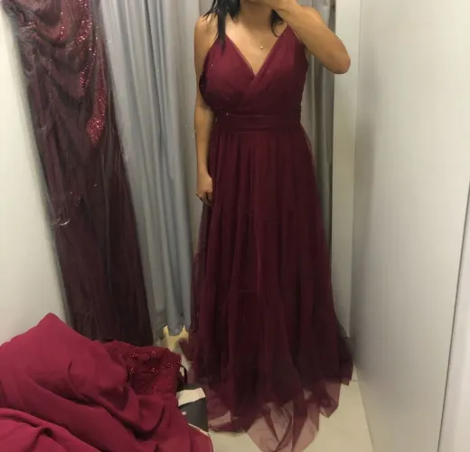 Vestido marsala de tule 