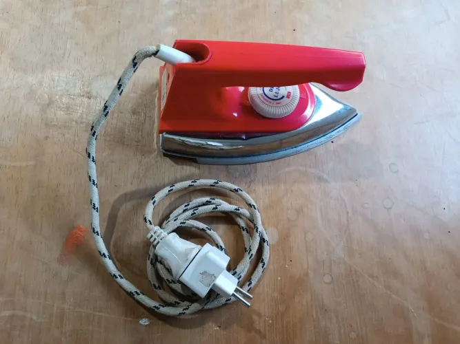 Ferro vermelho vintage
