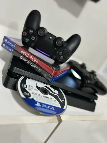 Ps4 slim 1TB + 2 controles