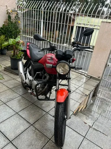 Moto em dia,documentada,cuidada,aceito propostas,nada pra fazer na moto,econômica,só andar