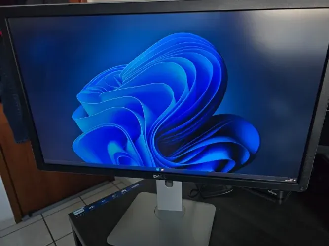 Monitor Dell 4k 27" Ajuste de Altura Pivotante P2715Q