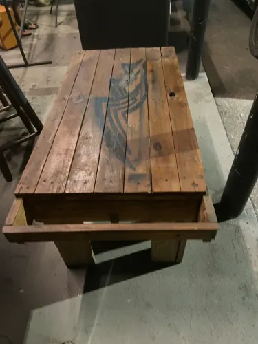 Mesa média retangular com porta copo e garrafa