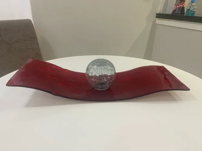 Centro de mesa formato calha e bola decorativa