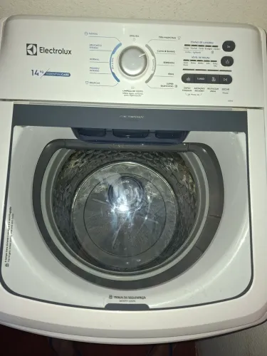 Máquina de lavar Electrolux LED 14Kg Essential Care produto semi novo sem detalhes.