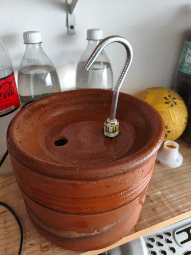Fonte de barro para Gatos 