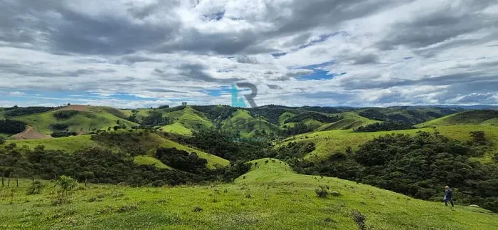 SÍTIO FORMADO EM PASTO E VISTA PANORÂMICA EM CUNHA-SP