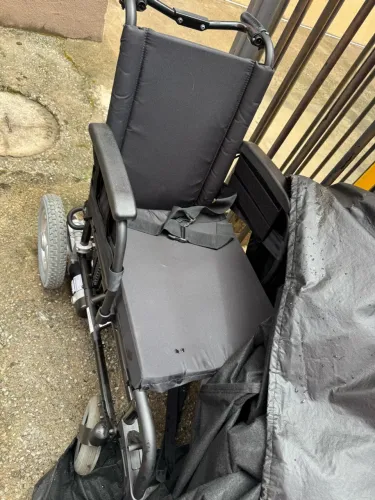Cadeira de rodas motorizada 
