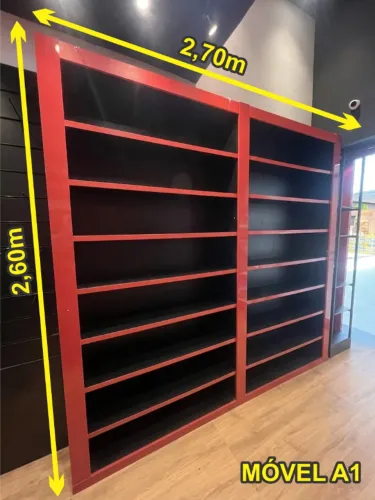 Prateleiras, balcão, armários, vitrine e painel em MDF