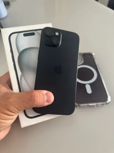 iPhone 15 na caixa