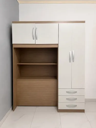 Guarda-Roupa com baú e espaço para cama.