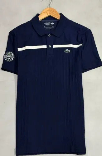 Eleve seu estilo com esta Polo Lacoste Badge Accent Tennis. NÃO ALTERO O VALOR