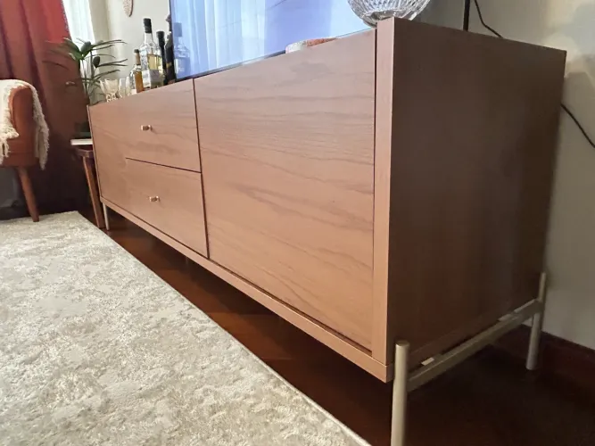 Vendo rack semi novo em MDF com pés de metal