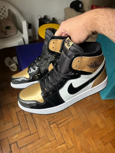 Jordan 1 Gold Toe (Dourado)