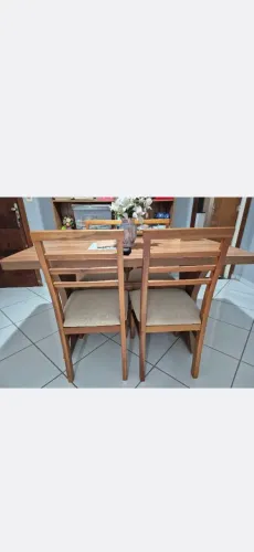 Conjunto de Mesa com cadeiras