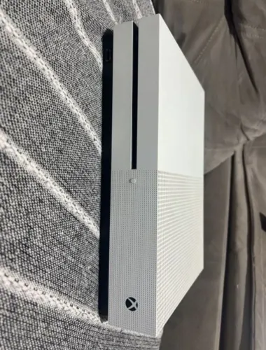 VENDO XBOX ONE S DESLIGANDO 