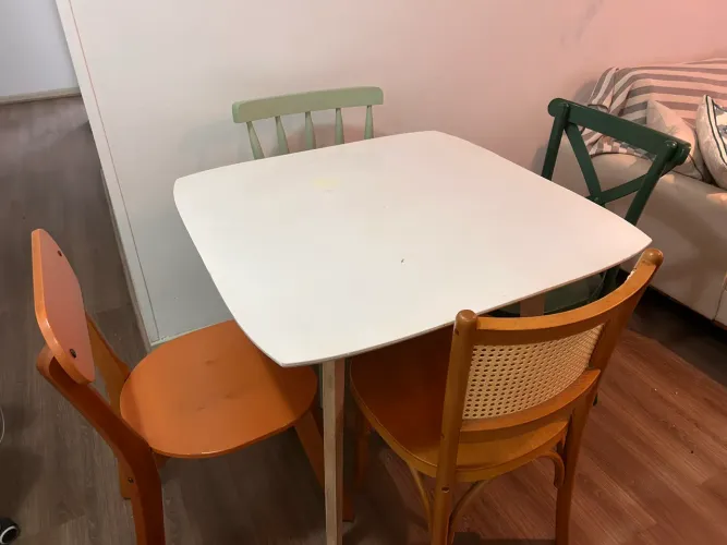 Mesa com quatro cadeiras
