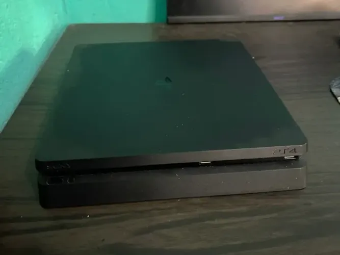 Ps4 slim,500gb,2 controles originais,leitor de disco não funciona,já vem com jogos